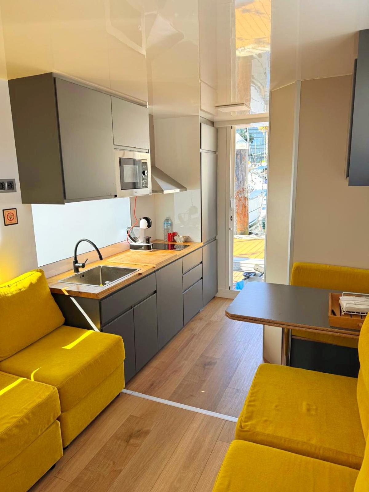 Casa Flotante En El Puerto De Vigo - Different Charter 호텔 외부 사진