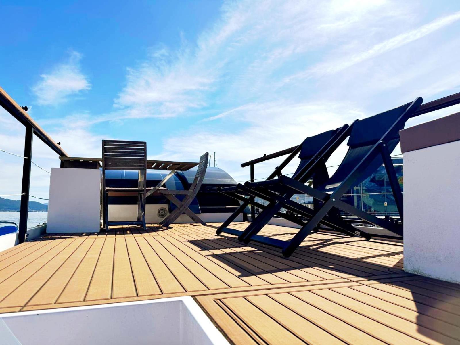 Casa Flotante En El Puerto De Vigo - Different Charter 호텔 외부 사진